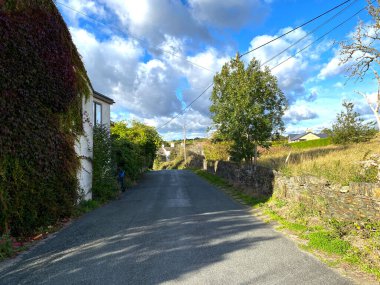 Aşağıya, Thornhill Lane 'e bakıyorum, kuru taş duvarlar, binalar ve ağaçlarla, Clifton, Brighouse, İngiltere