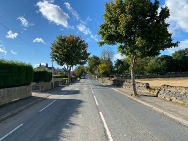 B6120 boyunca, ağaçlar, tarlalar, evler ve mavi gökyüzü, Cleckheaton, Yorkshire, İngiltere