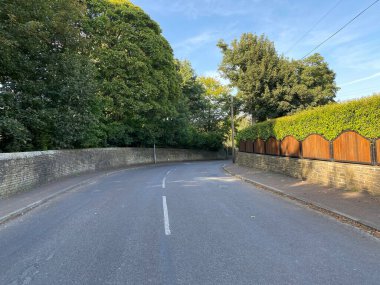 Northowram Green, taş duvarlar, eski ağaçlar ve çitlerle Northowram, Halifax, İngiltere