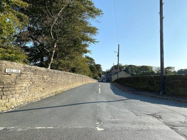 Aşağı bakıyorum, Hall Lane, kuru taş duvarlar, eski ağaçlar ve yakınlardaki kulübeler, Halifax, Yorkshire, İngiltere