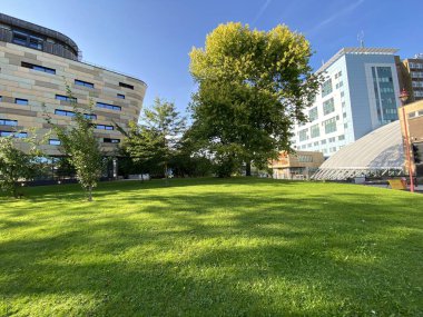 Bradford, Yorkshire, İngiltere, 09-04-2020: Covid-19 krizi sırasında boş üniversite parkı