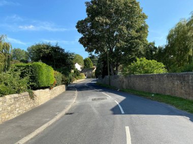 Farnham, Harrogate, İngiltere 'de güneşli bir günde Stang Lane' e doğru ilerleyin.