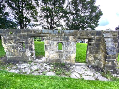 Bradford, Yorkshire, İngiltere 'de bulutlu bir günde Bolling Hall yakınlarındaki eski taş kalıntıları.