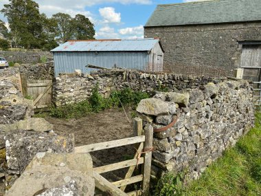 Slaidburn, Clitheroe, İngiltere yakınlarında koyun ağılı ve metal barakası olan taştan bir çiftlik binası.