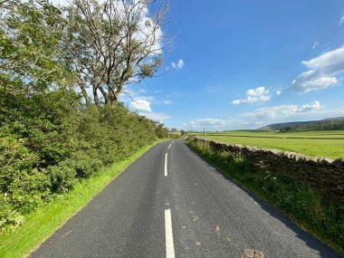 Clitheroe 'dan Skipton yoluna bakıyorum, kuru taş duvarlar ve tarlalarla, sıcak bir yaz gününde, Slaidburn, Clitheroe, İngiltere