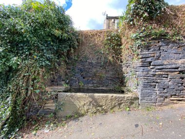 Ploughcroft Lane, Halifax, İngiltere 'de taş bir duvara inşa edilmiş çok eski bir su yalağı.