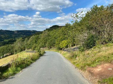 Aşağıya, Howes Lane, Shibden Vadisi 'ne doğru inerken ağaçlar ve tepelerle, Shibden, Halifax, İngiltere' de,