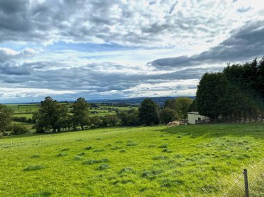 Kır manzarası, ağaçlar, tarlalar, ve bulutlu bir gökyüzü yakınında, Whitehall Yolu, Bradford, İngiltere