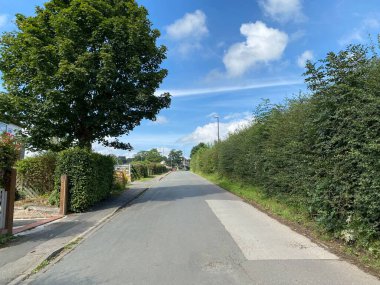 Yalnız bakıyorum, Knott Lane, evler, ağaçlar, ve mavi gökyüzü, Rawdon, Leeds, İngiltere