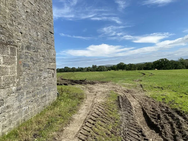 Oud Stenen Gebouw Naast Diepe Trekkersporen Leidt Naar Een Uitgestrekte — Stockfoto