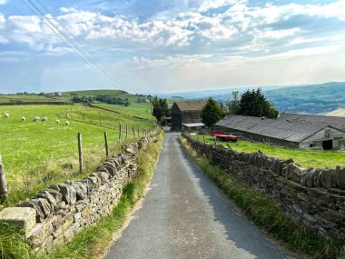 Aşağı bakın, Shaw Booth Lane, kuru taş duvarları ve içinde çiftlik binaları, Wainstall, Halifax, İngiltere