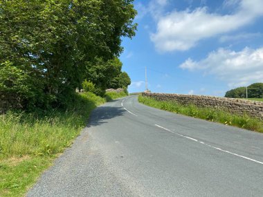 Barden Yolu manzarası, tepeden Burnsall 'a gidiyor.