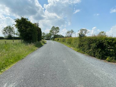 Brackenley Yolu boyunca, Skipton, Yorkshire, İngiltere yakınlarındaki ağaçlar ve tarlalar.
