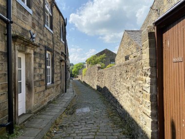 Aşağıya bakıyorum, Hallam 'ın Bahçesi, eski taş kaldırımlar ve kulübelerle 