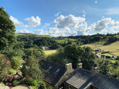 Kell Lane, Halifax, İngiltere 'den tepedeki çatılar, eski ağaçlar ve tarlalar.