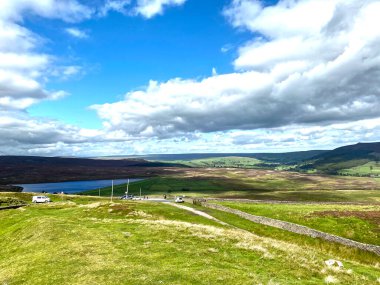 Barden, Skipton, İngiltere 'de bulutlu bir günde Low Barden Rezervuarı' na bakıyorum.