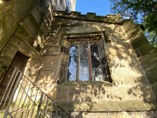 Seitenansicht Eines Alten Kirchenfensters Mit Bleihaltigem Licht Einem Sonnigen Tag — Stockfoto