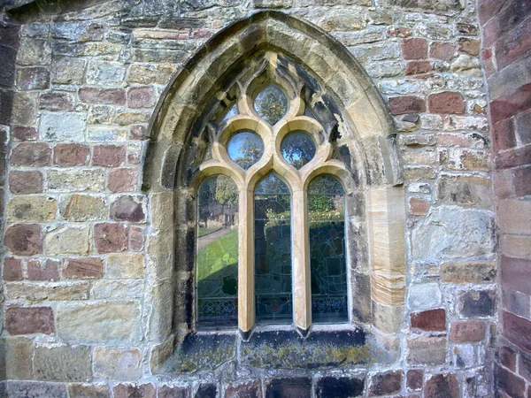 Sehr Altes Kirchenfenster Aus Stein Das Die Bäume Und Rasenflächen — Stockfoto