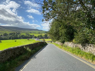 Aşağı bakan, Elma fitili Burnsall yolu, kuru taş duvarlar ve tarlalar
