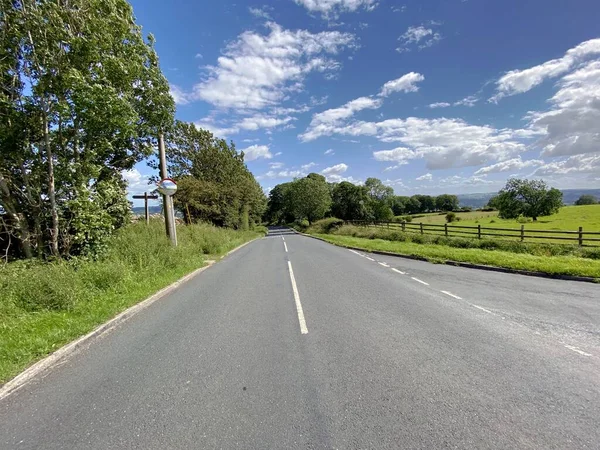 Newall Carr Yolu boyunca, güneşli bir günde Clifton, Harrogate, İngiltere ile Newall 'a bakın.