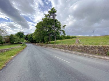 Birlikte, Stansfield Brow, kuru taş duvarlar, ve bulutlu bir gökyüzü, Lothersdale, Keighley, İngiltere