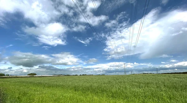 Denholme, İngiltere yakınlarındaki geniş yeşil arazili manzara.
