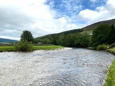 Bulutlu bir günde Burnsall köyünün yanından geçen Wharfe nehri. 