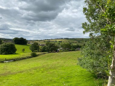 Huddersfield Yolu yakınlarındaki kırsal alan, yoğun bulut, çayırlar, tarlalar ve çiftlikler, Delph.