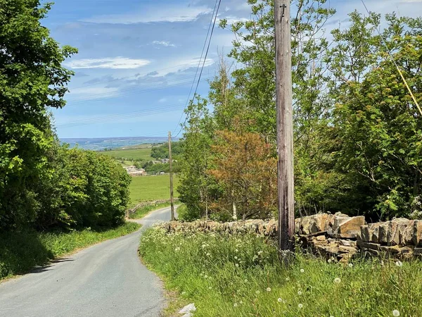 Aşağıya, Deep Lane 'e, Bradford, Yorkshire, İngiltere yakınlarındaki evlere, tarlalara ve tepelere bakıyor.