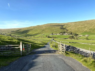 Sığır ağılı bir yol, Halton Gill 'e doğru gidiyor, Halton Gill, Skipton, İngiltere' de yaz sonu.