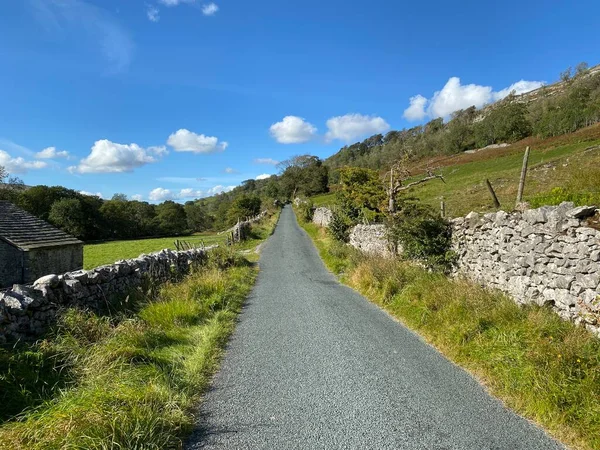 Country Lane Leading Small Barn Dry Stone Walls Trees Distance — 图库照片