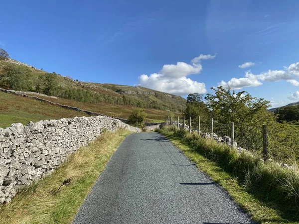 Road Halton Gill Dry Stone Walls Wild Grass Trees Hot — Fotografia de Stock