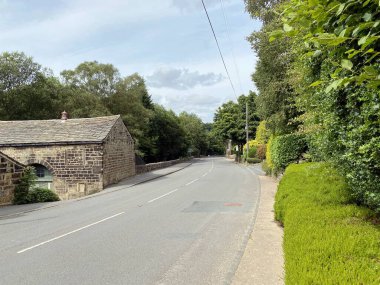 Aşağı bak, Cragg Yolu, çalılar, eski ağaçlar ve çiftlik binaları, Hebden Royd, Halifax, İngiltere