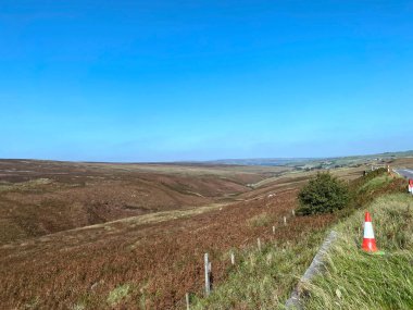 Ripponden 'ın yukarısındaki bozkırlarda, güneşli bir günde, ormanlık, fundalık ve mavi gökyüzü, Rippoden, Sowerby Köprüsü, İngiltere