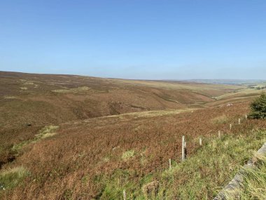 Moorland, yukarıda, Blackstone Edge Yolu 'nda, Hebden Köprüsü, Halifax, İngiltere yakınlarında açık mavi bir gökyüzü var.