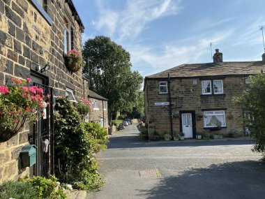 Esholt, Bradford, İngiltere 'nin güzel köyü Chapel Lane' e doğru bakıyor.