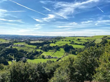 Manzara manzarası, tepeleri, çayırları ve Halifax, Yorkshire, İngiltere 'ye doğru uzanan tarlaları gösteriyor.