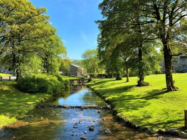Linton Beck 'in görüntüsü, Linton, Skipton, İngiltere' nin göbeğindeki yeşil köyün yanından geçerken...