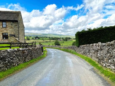 Yol boyunca, Scosthrop, kuru taş duvarlar, tarlalar ve tepeler, yakınında, Kirby Malham, Skipton, İngiltere