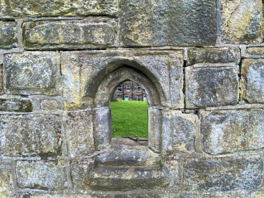 17. yüzyıl taş penceresi, Bradford, Yorkshire, İngiltere 'deki eski harabelerde.