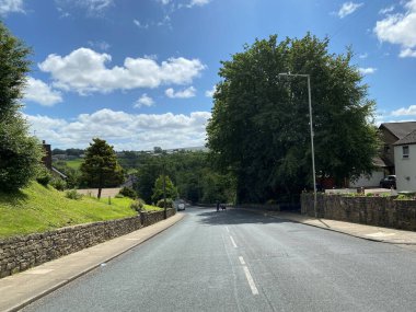 Trawden, Colne, İngiltere yakınlarındaki güneşli bir günde Cotton Tree Lane 'e bakın.