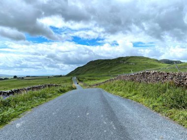 Settle 'dan Malham' a kadar uzanan High Hill Lane 'e bakın. Kuru taş duvarlar ve İngiltere yakınlarındaki Malham, Skipton tepeleri.
