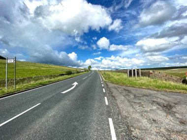 A6068 Colne 'dan Cowling Road' a, bozuk bulutlu, ve yakınlarındaki yeşil alanlar, Cowling, Keighley, İngiltere