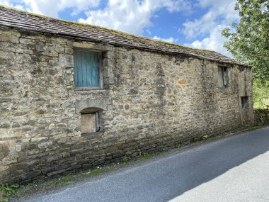 Starbottom, Skipton, İngiltere yakınlarındaki yol kenarında taş bir çatı olan eski taş ahır.
