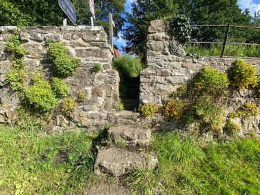 Yol kenarındaki eski taş basamaklar, Leyburn, İngiltere yakınlarındaki Ellers Lane 'deki eski bir binaya çıkıyor.