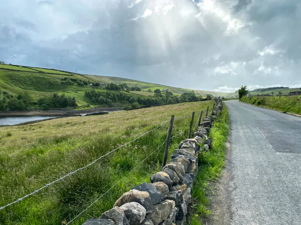 View Scar Top Road Passing Reservoir Sun Breaking Clouds Stanbury — Fotografia de Stock