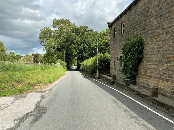 View Skipton Road Grass Verges Old Trees Stone Cottages Kildwick — стокове фото