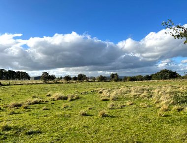 Calverley, Leeds, İngiltere yakınlarındaki bir sonbahar gününde Leeds 'e bakan geniş çayırlara bakın.