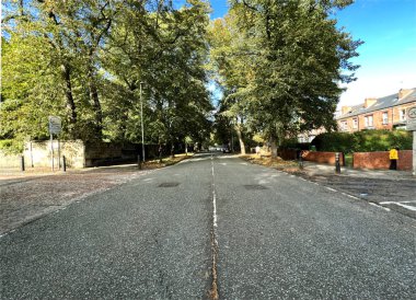 Aşağı bakıyor, Spencer Place, eski ağaçlar, evler, ve bulutlu bir gökyüzü, Leeds, Yorkshire, İngiltere