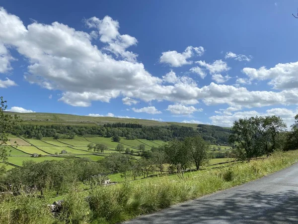 Vista Paisagem Árvores Campos Prados Celeiros Velhos Perto Kettlewell Skipton — Fotografia de Stock